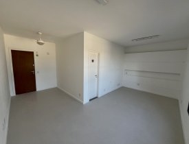 SALA COMERCIAL COM VAGA DE GARAGEM E ÓTIMA LOCALIZAÇÃO NA ENSEADA DO SUÁ