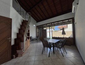 CASA LINEAR DE 03 QUARTOS/SUÍTE COM QUINTAL E PISCINA NA MATA DA PRAIA