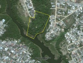 ÁREA COM PEQUENA TOPOGRAFIA, FUNDOS PARA RIO E LAGOA EM BALNEÁRIO DE CARAPEBUS