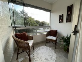 APARTAMENTO MOBILIADO, NA 2ª QUADRA DO MAR DE CAMBURI, COM 2 QUARTOS, VARANDA E GARAGEM 