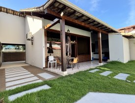 CASA LINEAR DE 03 QUARTOS/SUÍTE COM QUINTAL E PISCINA NA MATA DA PRAIA