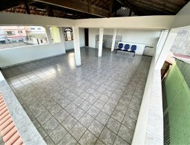 CASA COMERCIAL COM 180M², 3 QUARTOS, TERRAÇO AMPLO NO INTERIOR DE JARDIM LIMOEIRO