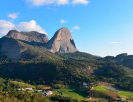 MARAVILHOSOS APARTAMENTOS VISTA PARA PEDRA AZUL COM LAZER COMPLETO