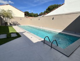 CASA LINEAR DE 03 QUARTOS/SUÍTE COM QUINTAL E PISCINA NA MATA DA PRAIA